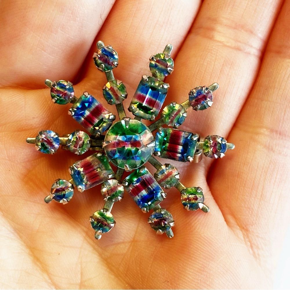 Vintage 1930s Iris Glass prong set Starburst rhinestone brooch- silver tone